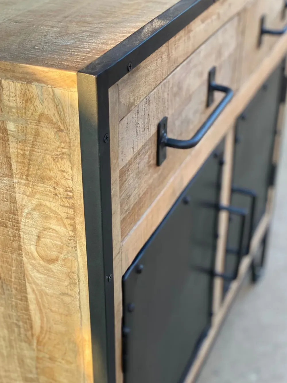 Outlet Etnico Madia M,adia credenza industrial legno e ferro 4 ante 4 cassetti di con forte sconto- Madie