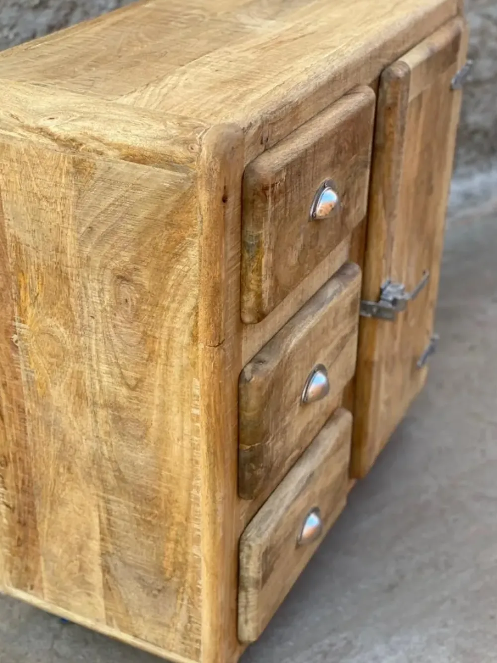 Madia modello Madia vecchia ghiacciaia 1 anta 3 cassetti con ruote di a prezzo scontato^Outlet Etnico Best