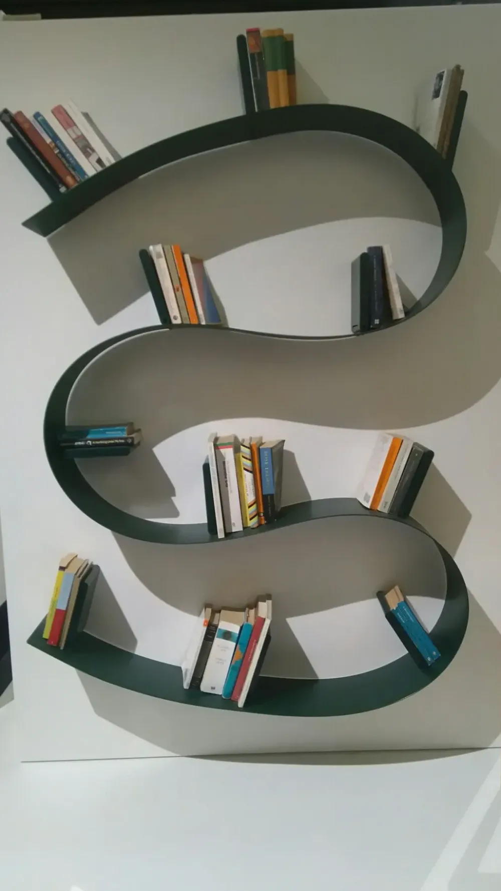 Mensola modello Bookworm di a prezzo Outlet^Kartell Sale