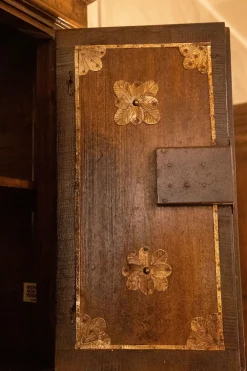 Collezione esclusiva Mobile soggiorno modello Mobile sacrestia  noce massello  di a PREZZI OUTLET- Pareti Attrezzate