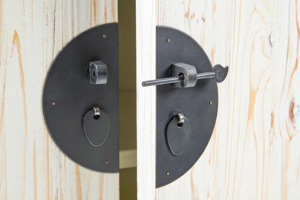 Outlet Etnico Mobile soggiorno modello credenza china in legno 3 cassetti 2 sportelli white decape' di a PREZZI OUTLET- Madie