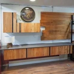 Best Mobile soggiorno modello Parete soggiorno con ante e boiserie in legno in styke industrial   di a PREZZI OUTLET Pareti Attrezzate