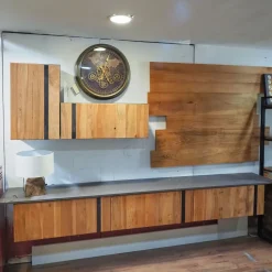 Best Mobile soggiorno modello Parete soggiorno con ante e boiserie in legno in styke industrial   di a PREZZI OUTLET Pareti Attrezzate