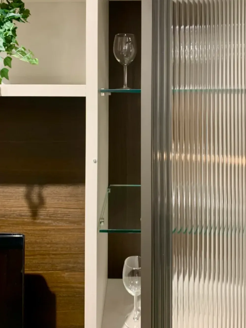 Tomasella Parete attrezzata Parete a spalla vano tv e pensili vetro di in OFFERTA OUTLET- Pareti Attrezzate