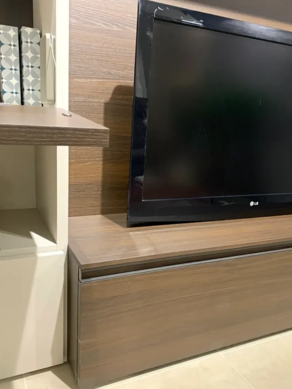 Tomasella Parete attrezzata Parete a spalla vano tv e pensili vetro di in OFFERTA OUTLET- Pareti Attrezzate