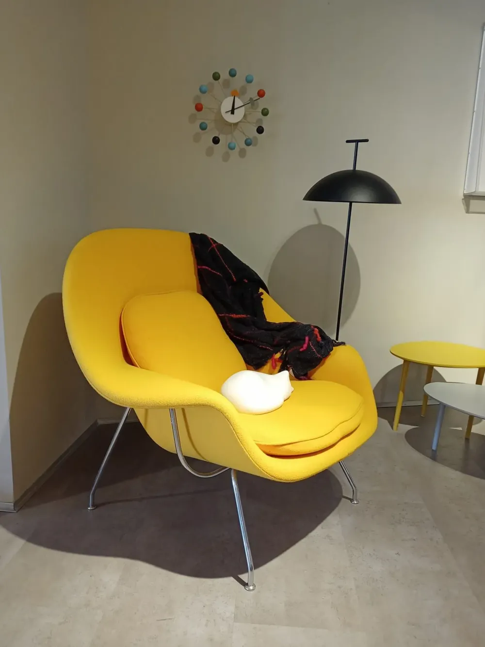 Clearance Poltrona con seduta fissa Womb a prezzo scontato Poltrone