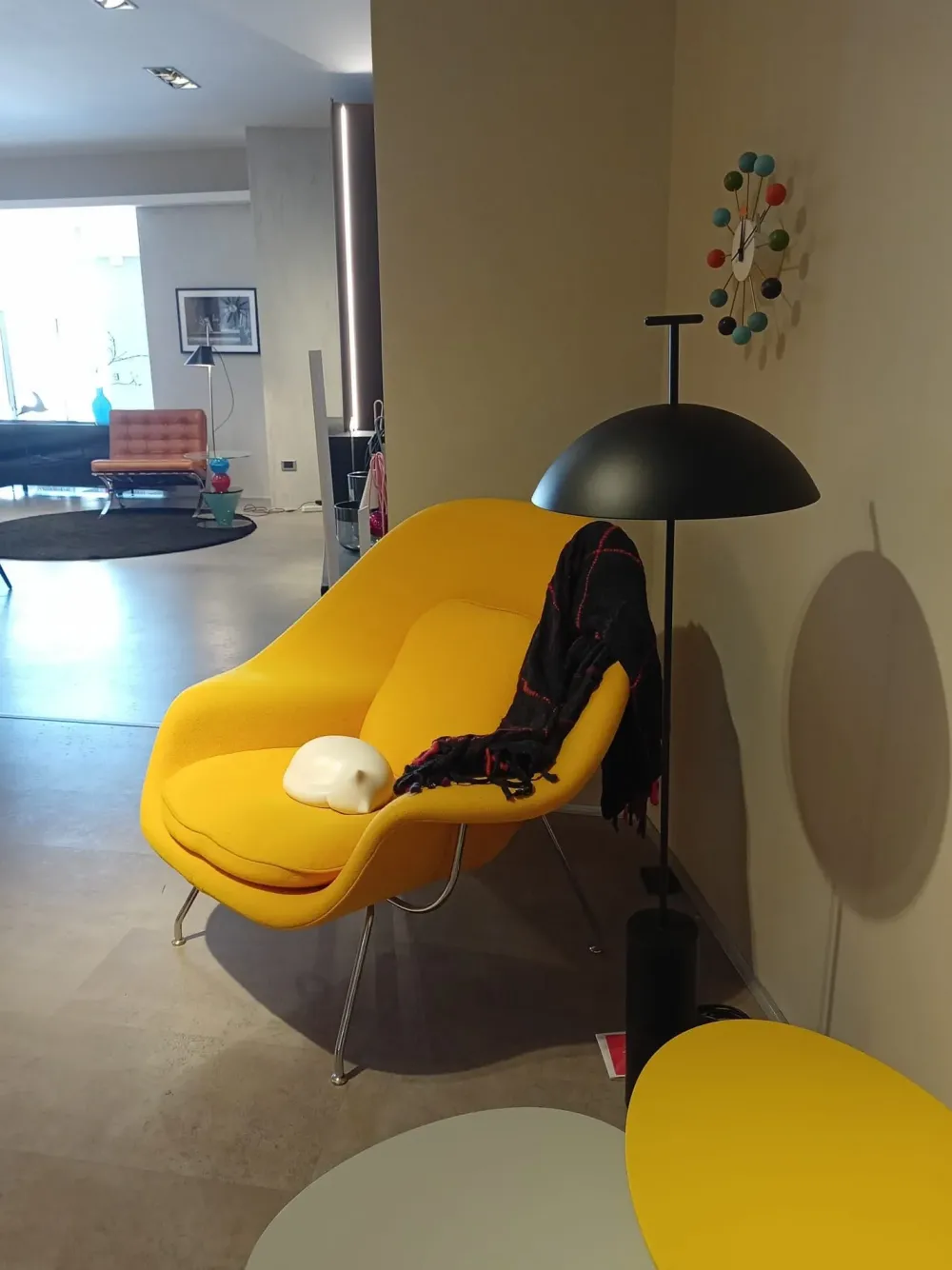 Clearance Poltrona con seduta fissa Womb a prezzo scontato Poltrone