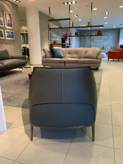 Poltrona Frau Poltrona con seduta fissa Archibald in Offerta Outlet- Poltrone