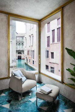 Poltrona Frau Poltrona con seduta fissa Archibald a prezzo scontato- Poltrone