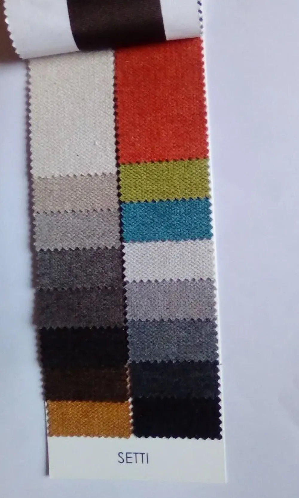 Poltrona Poltrona bergère modello adir con balza,rivestita in tessuto,in promo-sconto del 50% in Tessuto SCONTATA^Excò Discount