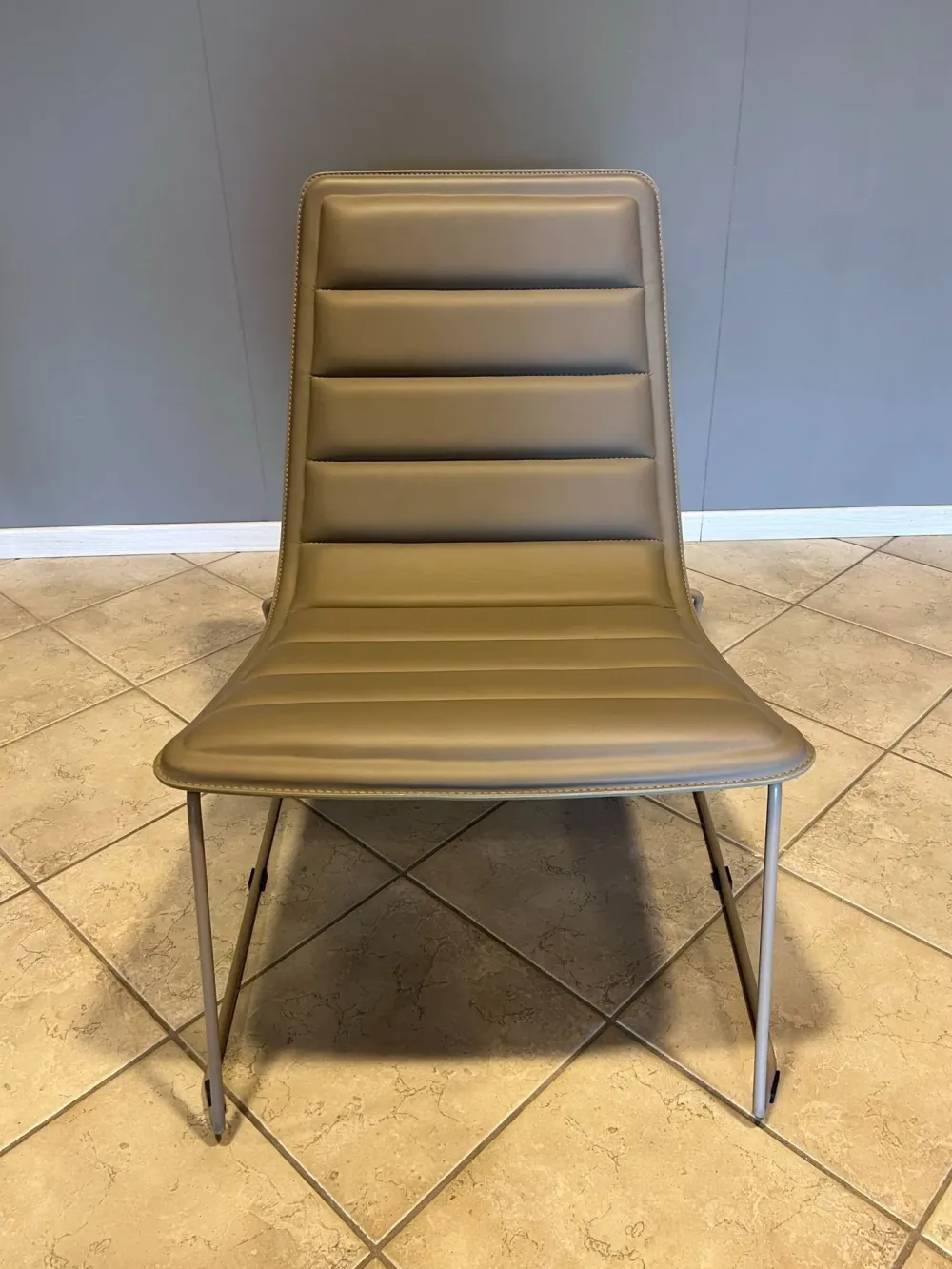 Poltroncina Lovely in Pelle, ideale per l'architetto. Prezzo Outlet.^Colico Discount