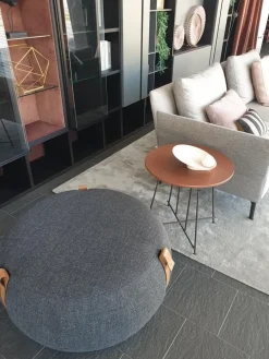 Pouf in tessuto Notch a marchio a prezzo ribassato Pouf