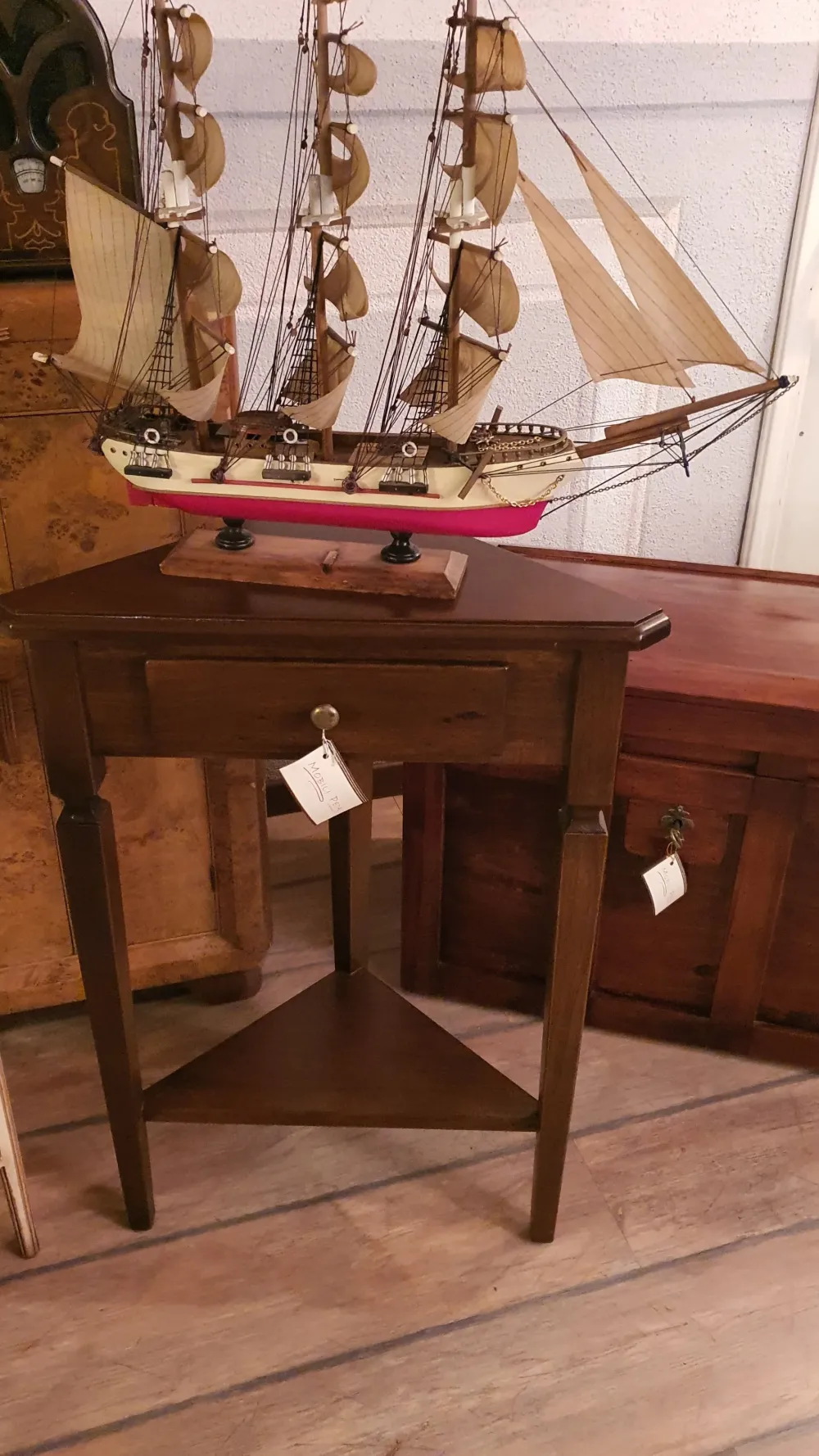 Sartori Prezzi ribassati per il tavolino classico Angoliera noce nazionale di- Tavolini