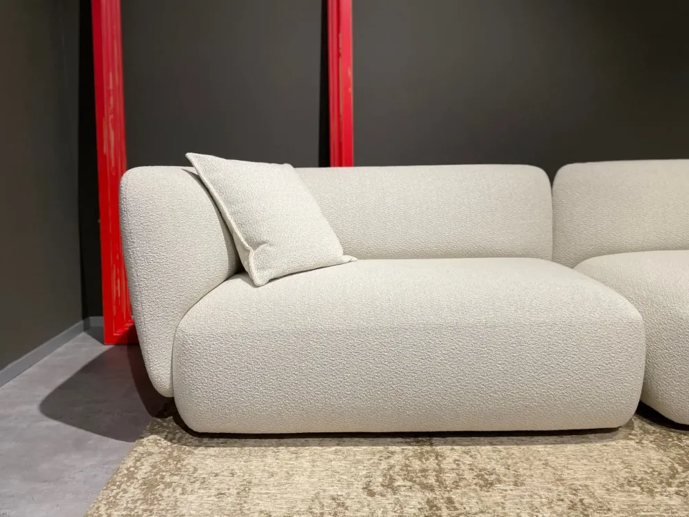 Discount Progettista Interni: Divano Blossom in Tessuto a 3999€. Un must per la tua casa! Divani