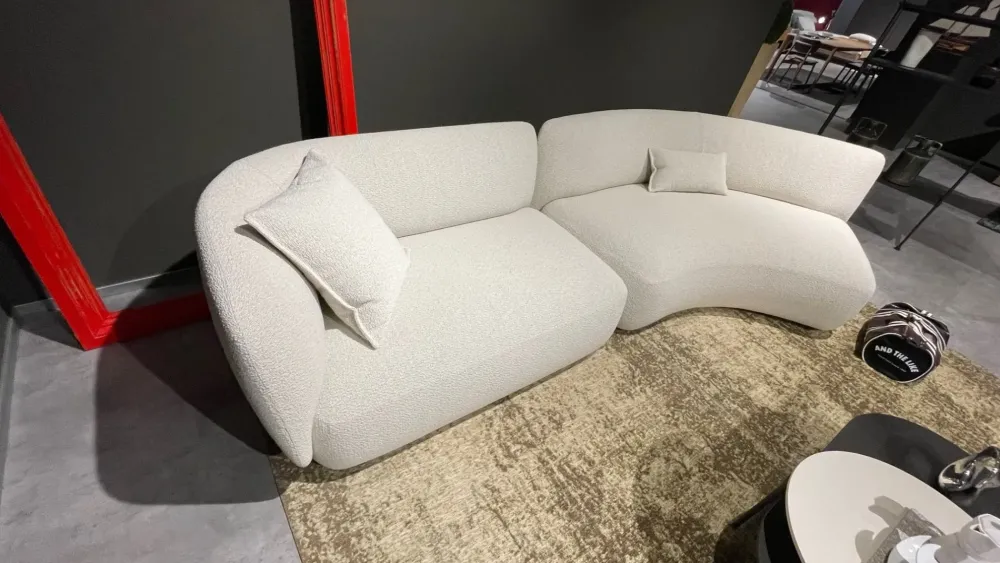 Discount Progettista Interni: Divano Blossom in Tessuto a 3999€. Un must per la tua casa! Divani