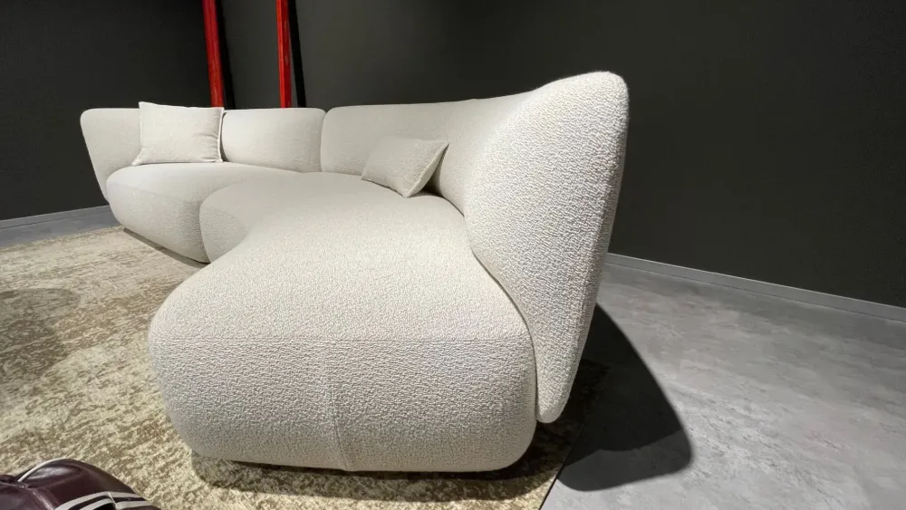 Discount Progettista Interni: Divano Blossom in Tessuto a 3999€. Un must per la tua casa! Divani