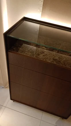 Discount Progettista interni: scopri il comodino Mod Cabaret in legno a prezzo scontato! Comodini