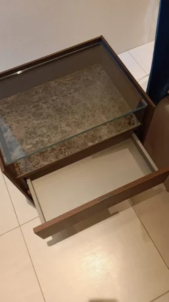 Discount Progettista interni: scopri il comodino Mod Cabaret in legno a prezzo scontato! Comodini