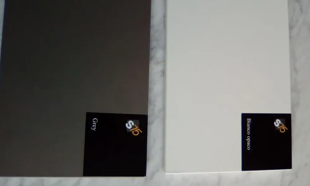 Sconto 40% su armadio Vision Icon. Ante scorrevoli in vetro bianco lucido. Offerta Outlet .^S75 Best