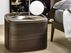 Scopri il comodino Babila curvo di a prezzi outlet! Un design unico per una camera da letto moderna. Comodini