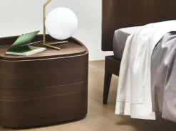 Scopri il comodino Babila curvo di a prezzi outlet! Un design unico per una camera da letto moderna. Comodini