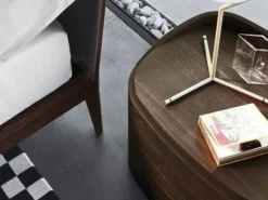Scopri il comodino Babila curvo di a prezzi outlet! Un design unico per una camera da letto moderna. Comodini