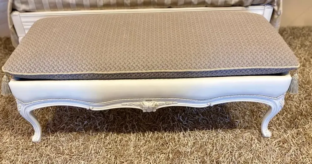 Artigianale Scopri il pouf Savio Firmino, un classico modello di panchetta in offerta outlet!- Pouf