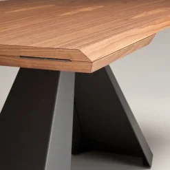 Online Scopri il tavolo Eliot Wood Drive di a prezzi outlet! Tavoli