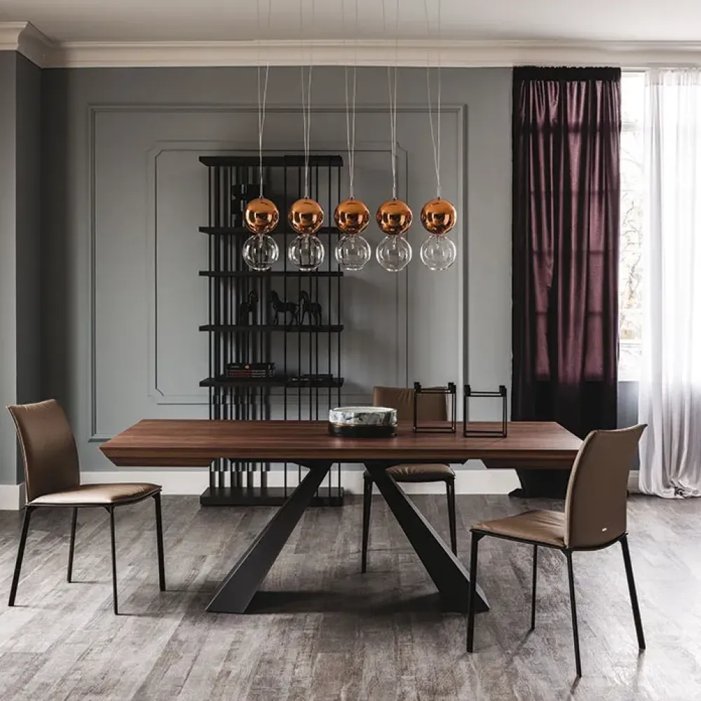 Online Scopri il tavolo Eliot Wood Drive di a prezzi outlet! Tavoli