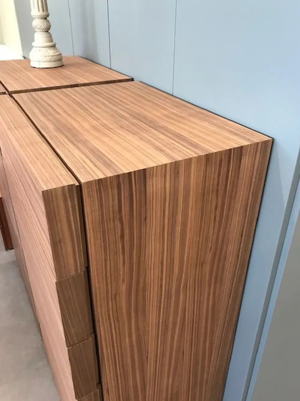 Distribuzione Grandi Marchi Scopri la cassetiera modello Zoe in legno. Grandi marchi in offerta!- Cassettiere