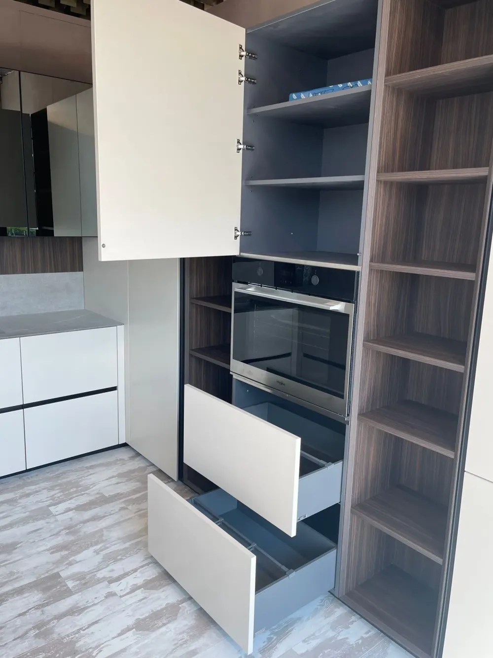 Scopri la cucina Atelier moderna in altri colori con penisola Aster scontata del 60%!^Aster cucine Best