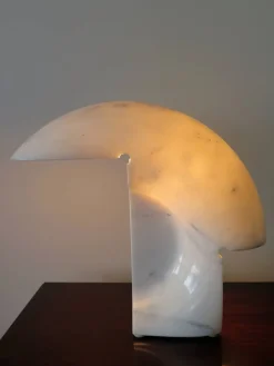 Scopri la Lampada da Tavolo Biagio a prezzo Outlet! Acquistala ora per aggiungere stile al tuo arredamento!^Flos Sale