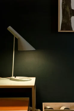 Louis Poulsen Scopri la Lampada da Tavolo Aj di a prezzo scontato! Un'ottima scelta per un arredatore.- Lampade Da Tavolo