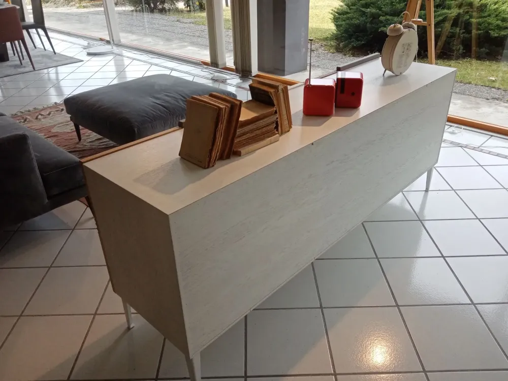 Devina Nais Scopri la Madia Collezione Zero di scontata. Stile moderno, per arredare con gusto.- Madie