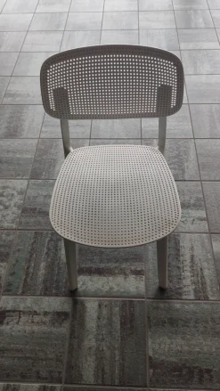 Hot Scopri la Sedia Colander di a prezzo Outlet! Impilabile, resistente e di design. Ordinala ora! Sedie