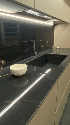 Armony Scopri l'offerta sulla cucina moderna Yota ad isola tortora!- Cucine Ad Isola|Cucine Moderne