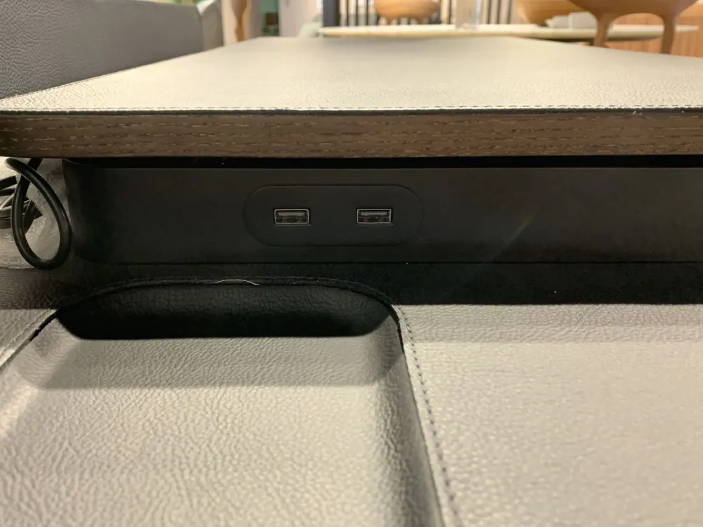 Poltrona Frau Scrivania direzionale Iren di : richiedi ora il prezzo riservato- Arredo Ufficio