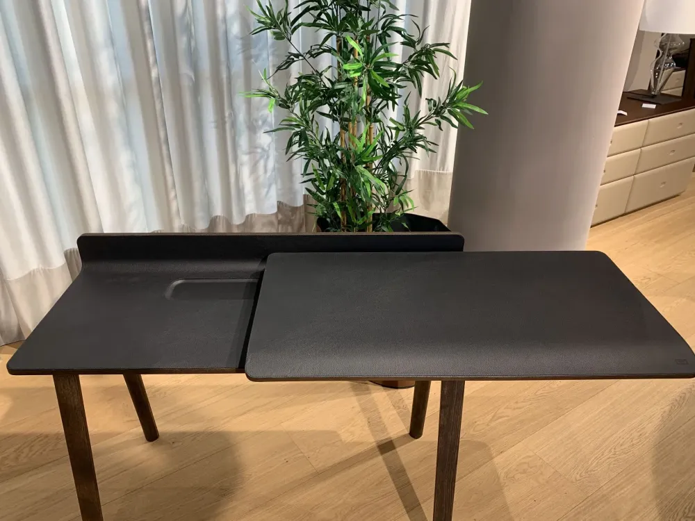 Poltrona Frau Scrivania direzionale Iren di : richiedi ora il prezzo riservato- Arredo Ufficio