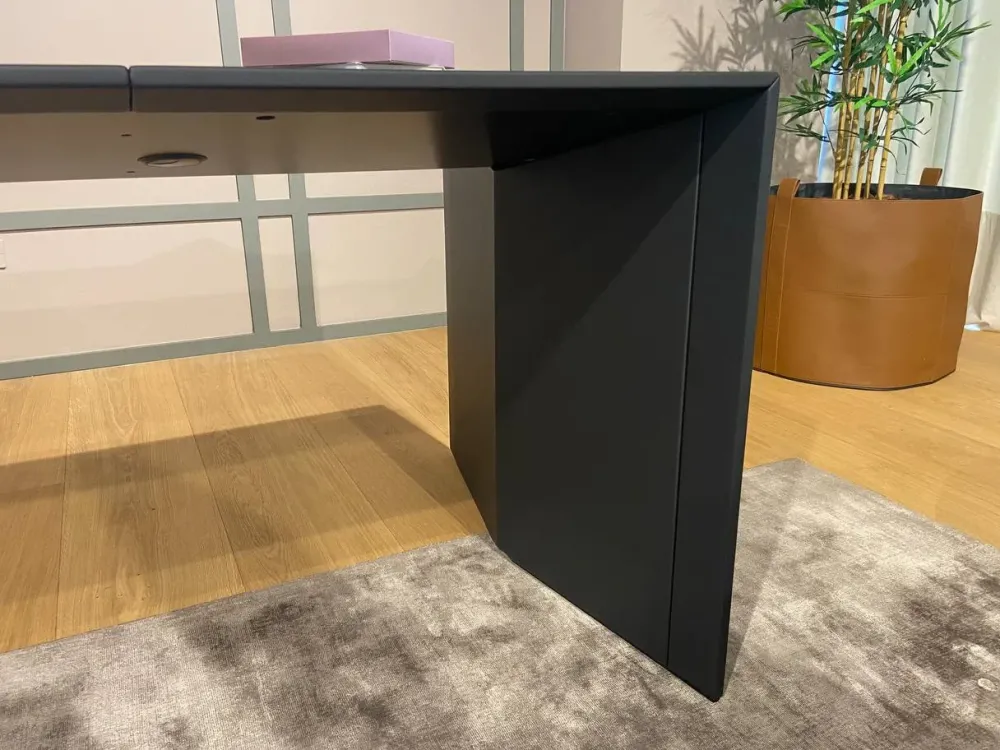 Poltrona Frau Scrivania operativa C.e.o. cube desk di : richiedi il prezzo riservato- Arredo Ufficio