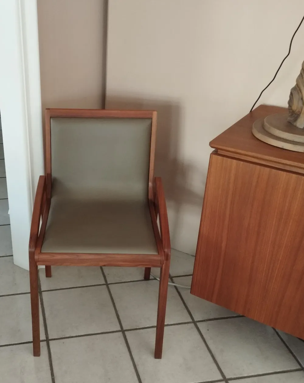 Arte Brotto Sedia con struttura in noce seduta e schienale in pelle colore fango SCONTATA a PREZZI OUTLET- Sedie