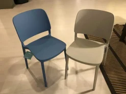 Sale Sedia impilabile Keai di a prezzo scontato Sedie