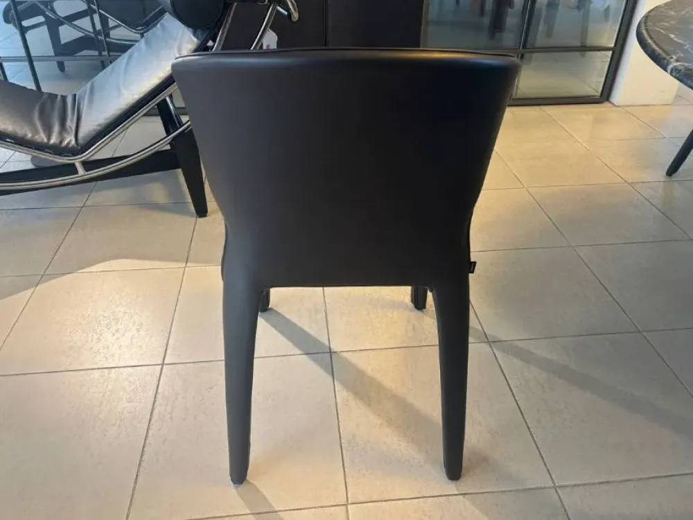 Sedia in pelle modello Hola 367 di^Cassina