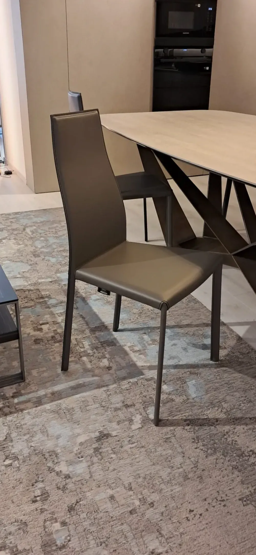 Sedia Kaori da soggiorno realizzata in cuoio scontata del 38%^Cattelan Italia New