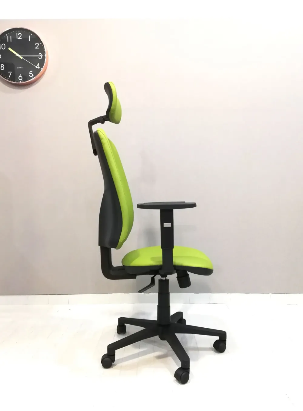 Sale Sedia operativa Mask schienale alto + 2 sedie attesa in ecopelle a prezzo Outlet Arredo Ufficio