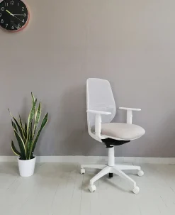 Sale Sedia operativa modello Cast rete full white in altro ad un prezzo davvero conveniente Arredo Ufficio