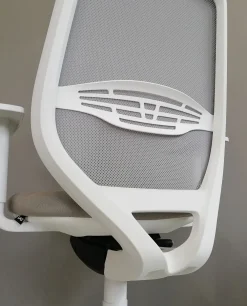 Sale Sedia operativa modello Cast rete full white in altro ad un prezzo davvero conveniente Arredo Ufficio
