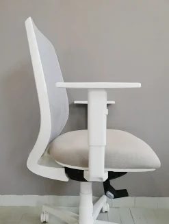 Sale Sedia operativa modello Cast rete full white in altro ad un prezzo davvero conveniente Arredo Ufficio