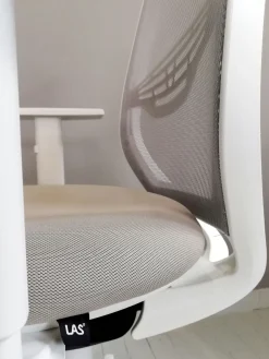 Sale Sedia operativa modello Cast rete full white in altro ad un prezzo davvero conveniente Arredo Ufficio