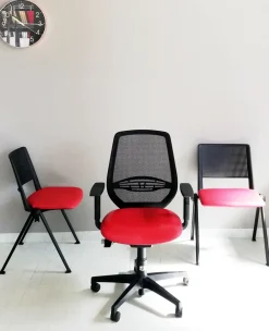 Outlet Sedia operativa modello Cast rete + 2 sedie attesa in ecopelle ad un prezzo speciale Arredo Ufficio