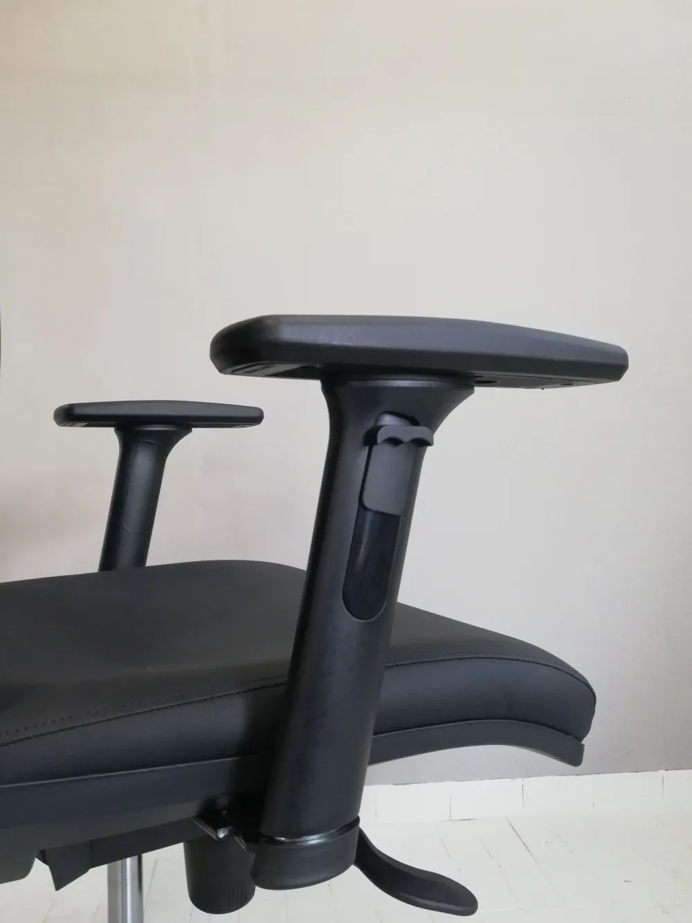 Sedia operativa modello Direzionale sky + 2 sedie attesa in ecopelle ad un prezzo esclusivo^Collezione esclusiva Clearance